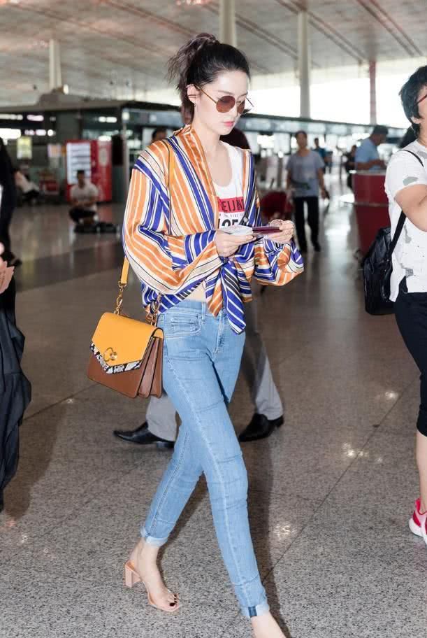 李沁太会玩了，竟改高跟鞋当成拖鞋穿，却把脚穿得扁扁的！