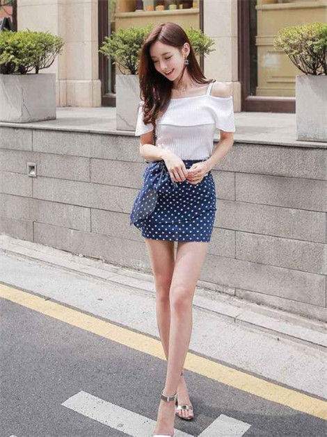 小美女|街拍:小美女身穿紧身牛仔裤,细腰长腿,就是有魅力