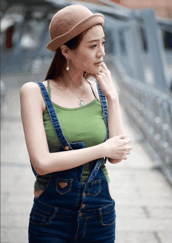 素人街拍: 比起成熟的吊带, 我更喜爱清纯的背带裙