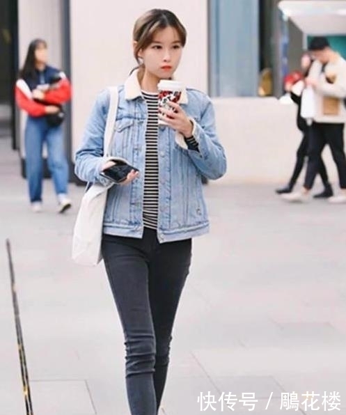  #风范#街拍皎若秋月的美女，一条灰色的连衣裙，时尚气质风范