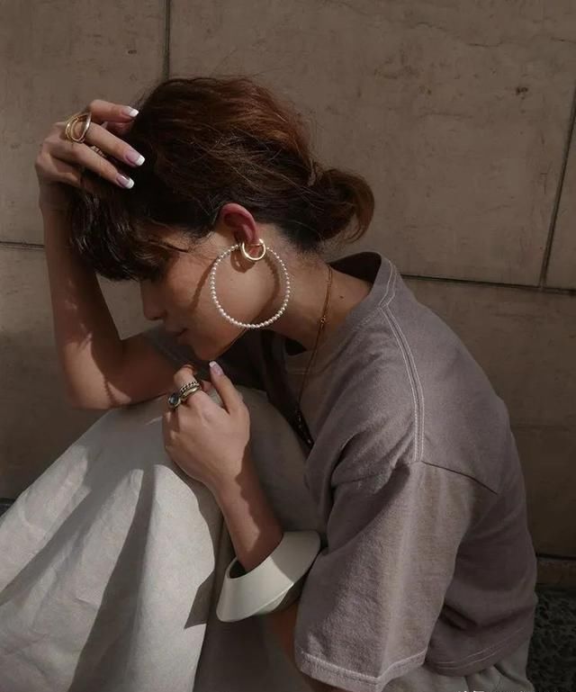  『适合』?3种短发女孩专属穿搭技巧公开，这种独特的迷人魅力谁能抵挡？