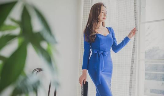 蓝色|李妍静,一件蓝色的连衣裙气质美
