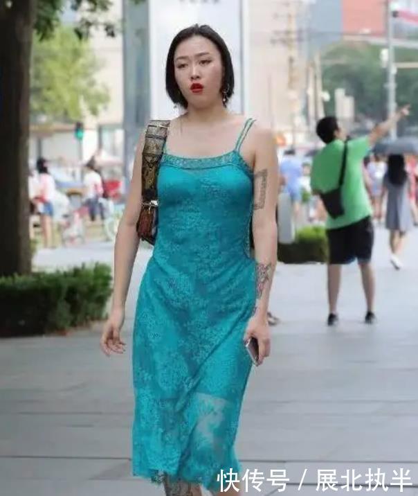 「碎花」街拍:月眉星眼的小姐姐,一件碎花的连衣裙,优雅唯美清新