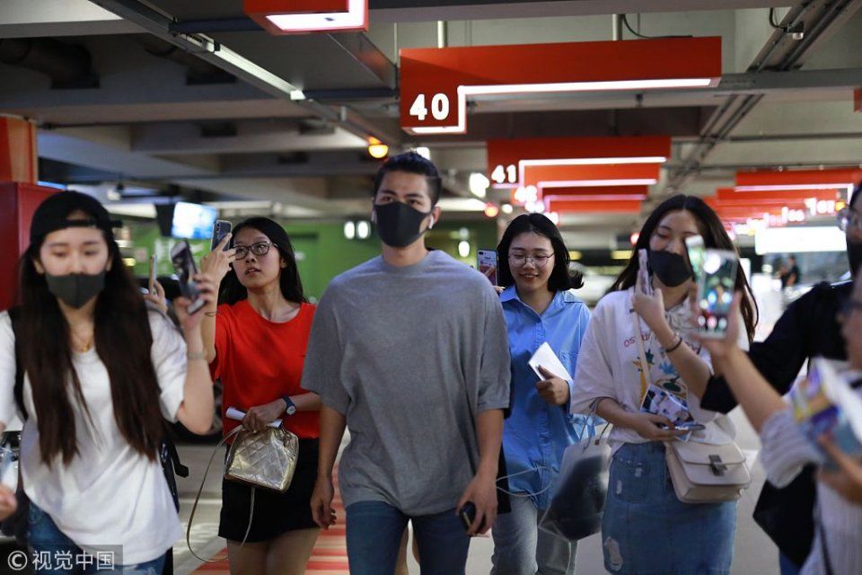 大型“追”星现场！陈学冬梳小辫儿潮范儿十足 穿单薄灰T胸肌轮廓