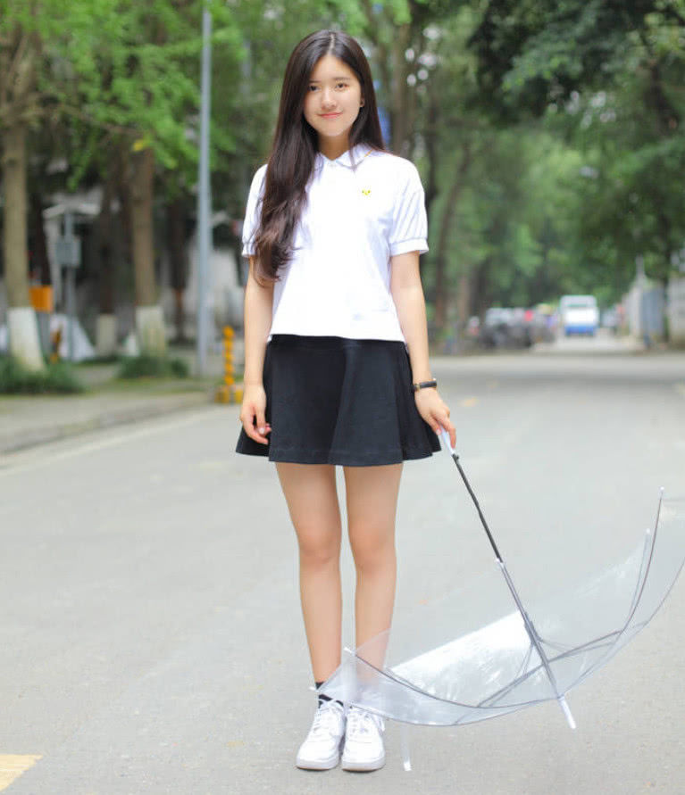 赵露思穿上短裙秀美腿，网友:娱乐圈怎么会有如此干净的小姐姐