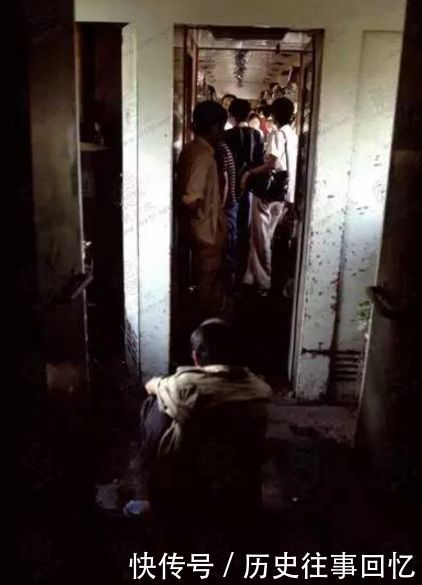 80年代的绿皮火车和赶火车人：原来那时候乘火车是这个样子