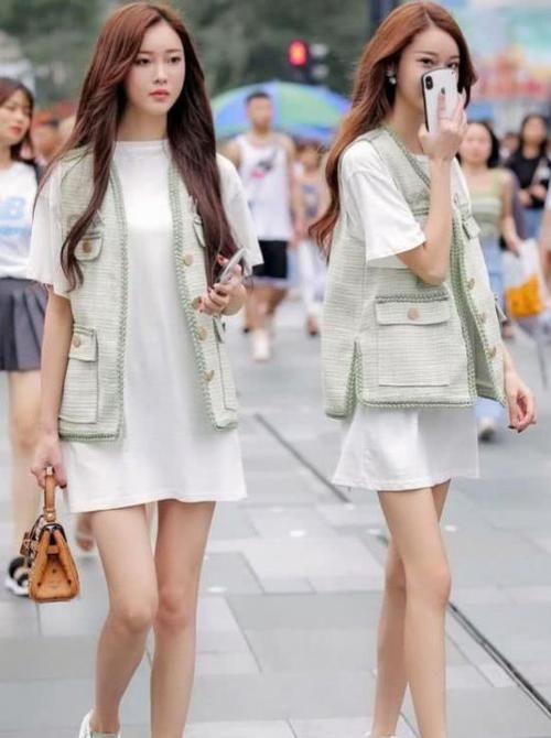  『气质』街拍：如花似玉的小姐姐，一条粉色的连衣裙，时尚优雅气质迷人