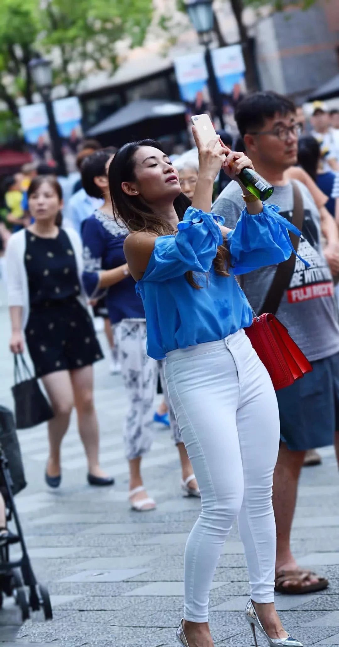 胯宽微胖的女子穿白色紧身裤拍风景，其实自己就是一道风景