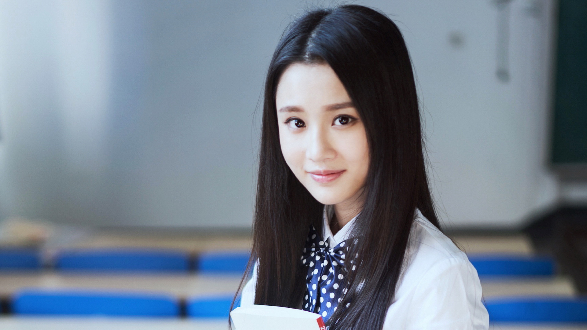 张慧雯为显腿长，脚踩“两根针”出门，短裤短到大腿根！