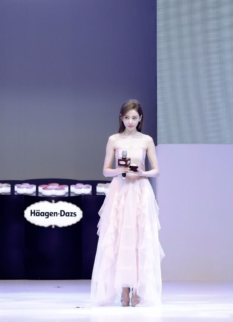 张天爱真是拼，为了秀腿穿成这样也敢去机场，网友：怪不得那么红