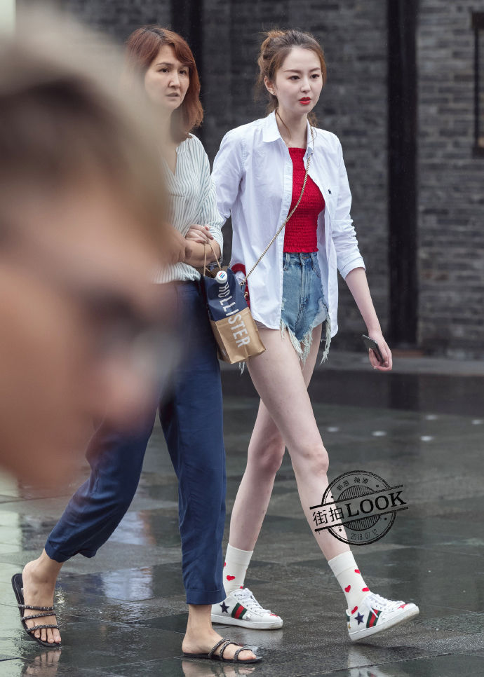 街拍北京:会穿衣打扮的女孩，身材和颜值都很高!