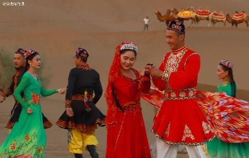 在新疆沙漠深处邂逅的歌舞“婚礼”，姑娘们个个美若天仙