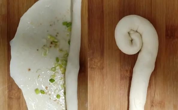  『十足』宅在家教你做葱香味十足的葱油饼，咬一口酥掉渣，一家都喜欢！