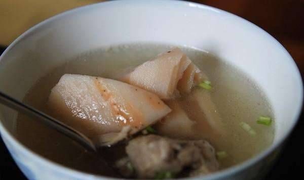 「正确做法」炖莲藕汤时,会变色吗?那是因为还差一步。怪不得汤不是白的