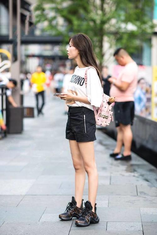 街拍：裸色吊带连衣裙，美女穿在身上超有女人味