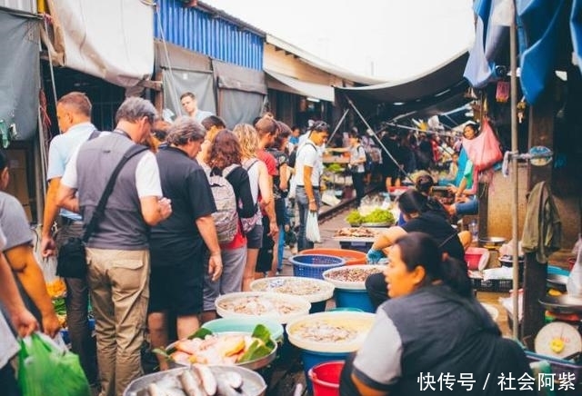 泰国“铁道”菜市场,火车直接从摊子上通过,现已成网红景点