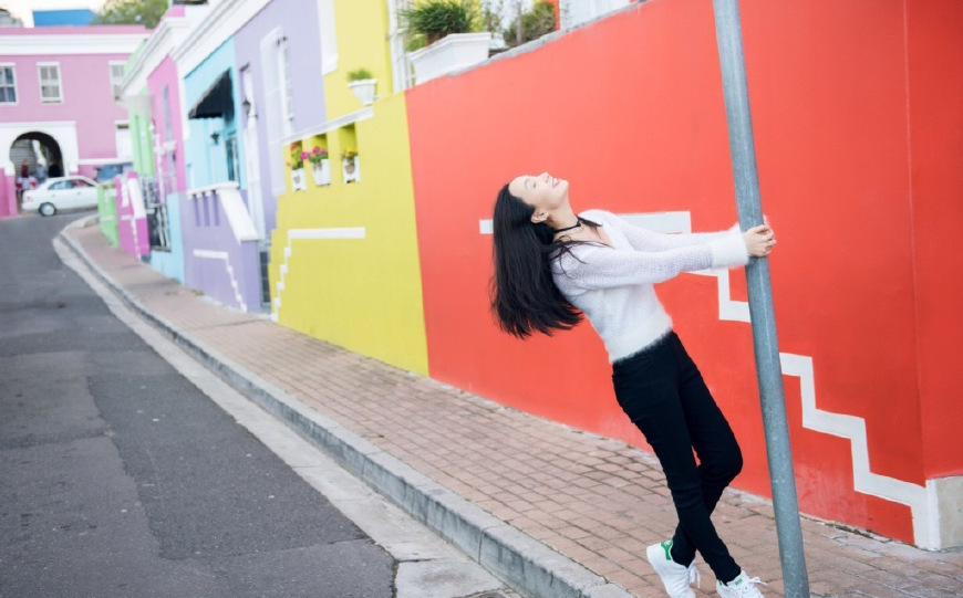 被46岁陶虹美到了！一袭黑色鱼尾裙优雅时尚，网友：气质不减当年