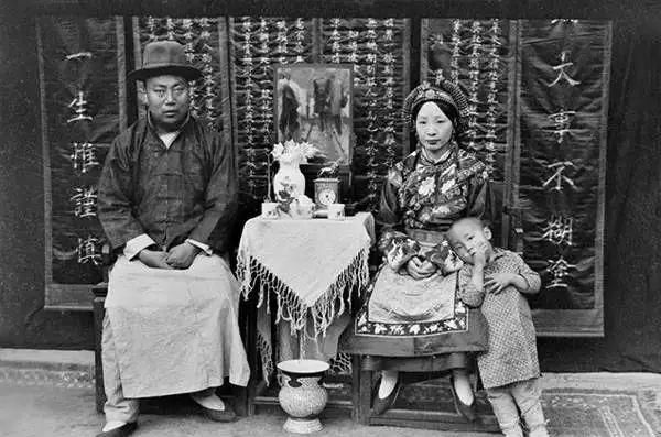 美国人在鞋盒里发现了6000张中国老照片，轰动全世界