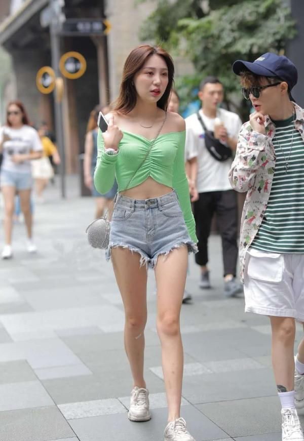 #美女#很想知道, 美女腿上的伤怎么来的