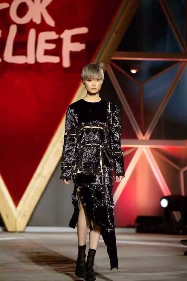 李宇春穿吊带裙秀优雅女人味，网友：再怎么妩媚也只能叫她春哥！