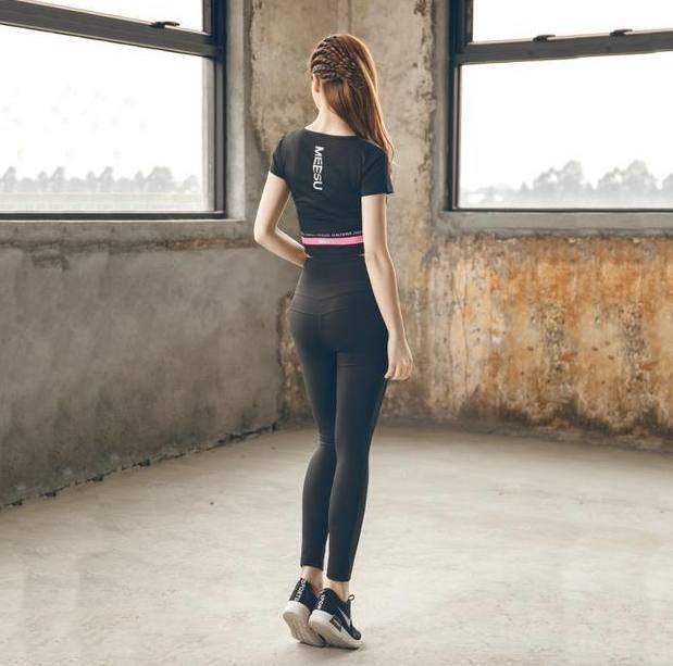 街拍美女:小姐姐打底裤穿出优雅柔美的曲线身段,凹凸有致的身材