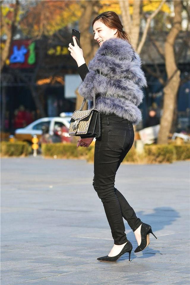 街拍：时尚地标三里屯，小姐姐玩自拍，非常兴奋