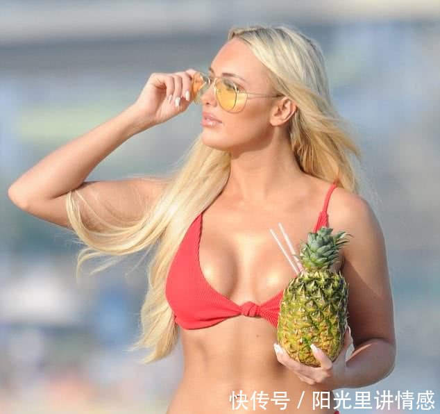 美女明星安布尔·特纳惊艳亮相迪拜沙滩，她的美让人眼前一亮！