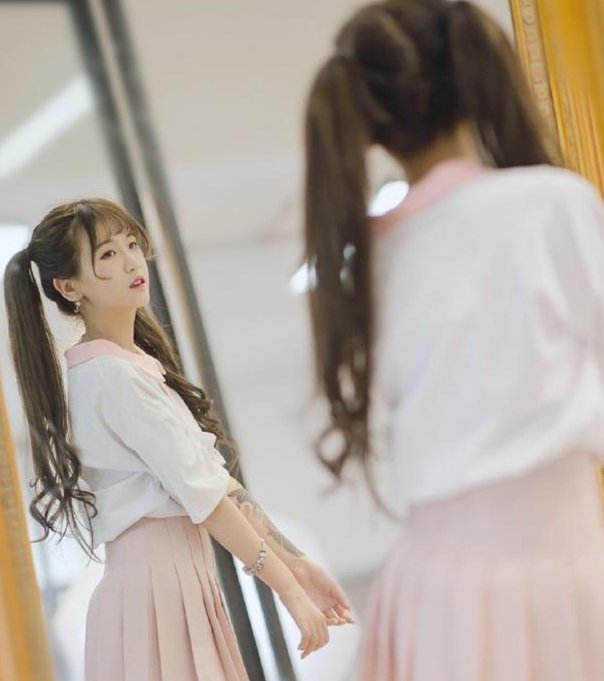 封杀后的杨清柠身穿短裙，腿像两根筷子，身上纹身却更引人注目