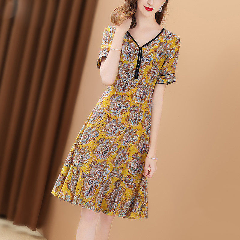 新发现有一种裙叫“A字裙”,时髦又洋气,搭配高跟鞋女人味十足