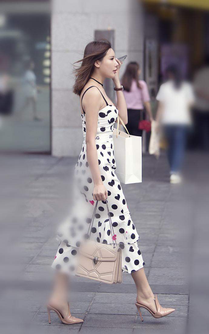 街拍: 成熟有韵味的小姐姐, 性感穿搭展现丰满身材