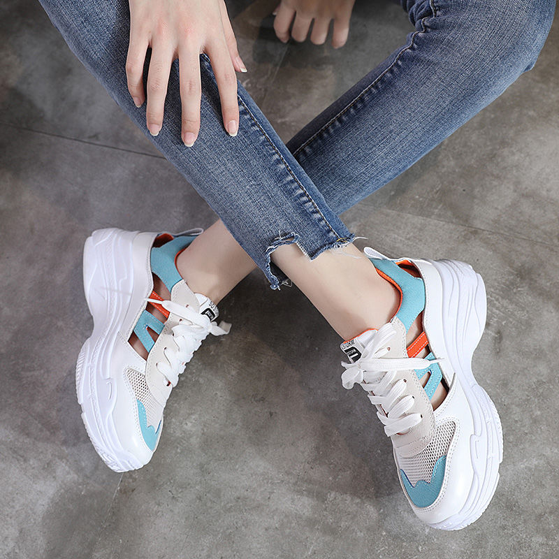 原来女人光脚穿凉鞋，这么美!每一步都风情万种