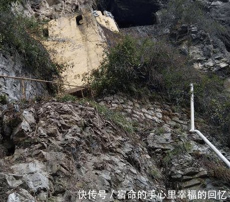 重庆悬崖上的溶洞被开辟成麻将馆，如今荒废无人识