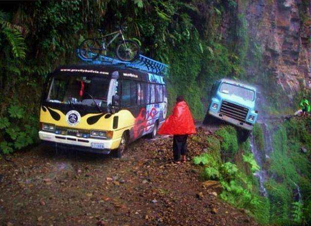 全球第一夺命公路，每年300人丧生于悬崖，敢走的司机胆得多大