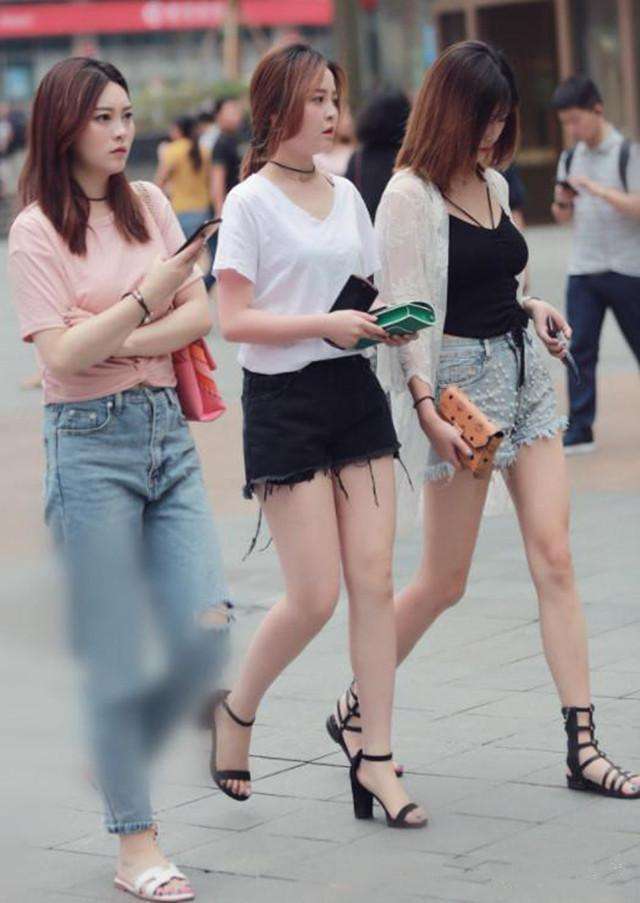 街拍：粉色凸显“小公举”气质，一阵清风小大长腿躲不住!