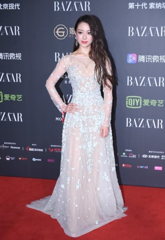 『气质』吉娜别再“炫腰”了,芭比身材苗条精美,不露腰却更有女人气质