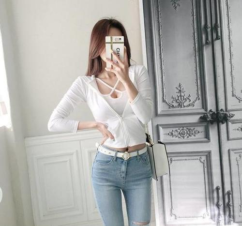 路人街拍，高挑性感的外国小姐姐，这种裤子能更好的拉长线条