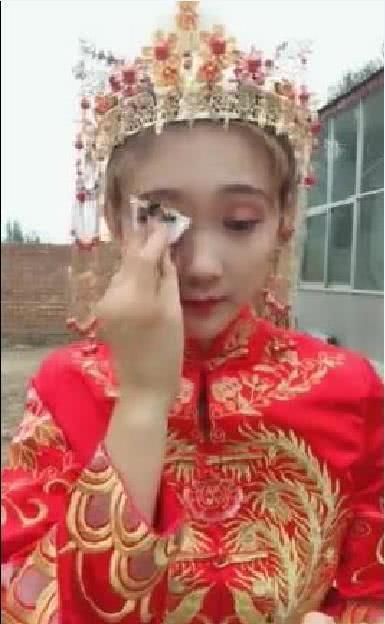 抖音“最美新娘”走红，婚后直播卸妆，接下来的一幕“亮”了！