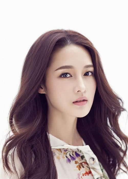 保守的李沁居然在发布会上这么穿，坐下来什么都被看光啦！