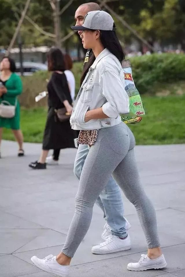 街拍美女：紧身打底裤减龄效果更加明显，帅气有魅力！