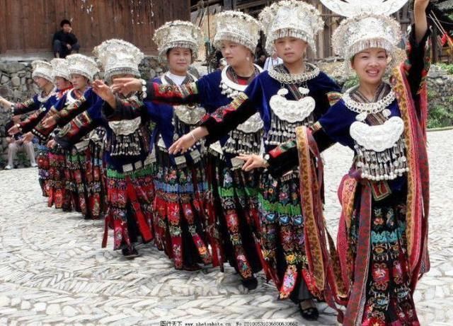 帅哥去苗族旅游，导游：千万要明白这种饭的含义，不然会后悔