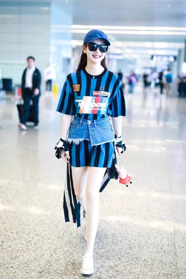 牛仔裙穿出时尚感的秘诀，原来全在上半身？选对以后轻松成焦点