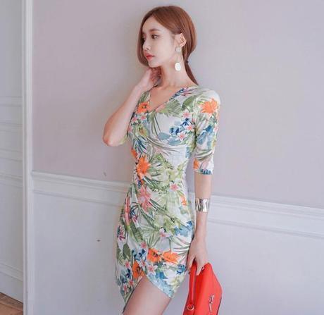 街拍：身材超棒的打底裤美女，塑造优美比例线条