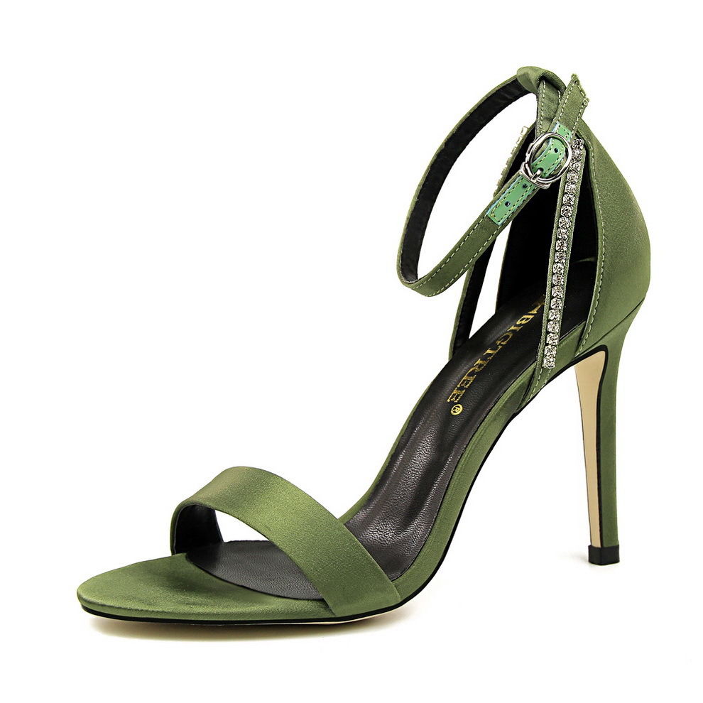 瞧!下图女人穿的是什么鞋，走路潇洒随性又性感，照着穿准没错