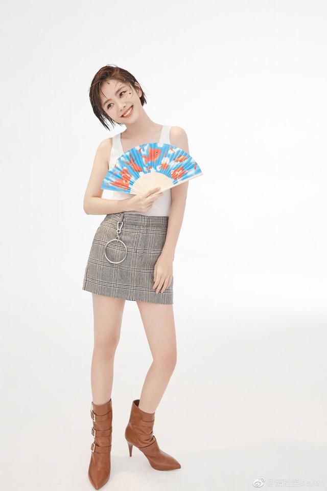 谭松韵短裙配筒靴，网友爆料穿一天脚不得捂出脚气来