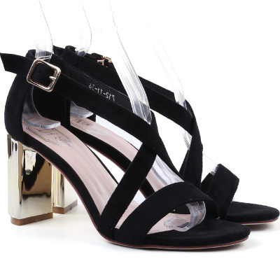 高跟鞋的鞋面用两根皮带设计成X字符