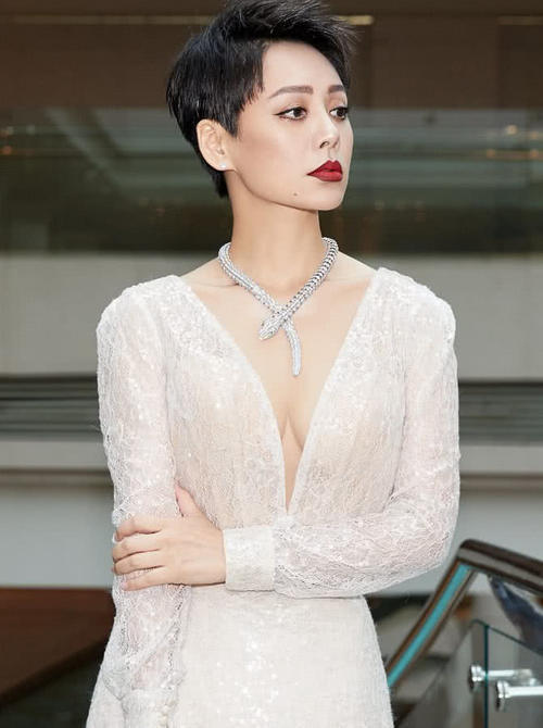 宁静厉害了，脖子戴着“蛇型”项链超吸睛，网友：简直年纪越大越