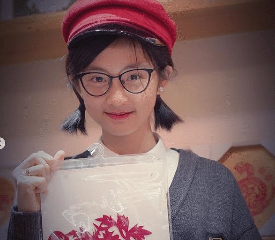  「黄磊」黄磊大女儿多多穿粉色背心出镜,网友:你为什么这么好看?