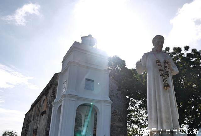 一个名字比中国还要中国的外国城市, 因一道海峡举世闻名！