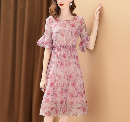 女人上海边穿比基尼?太傻!瞧瞧下图女人，沙滩裙魅力四射