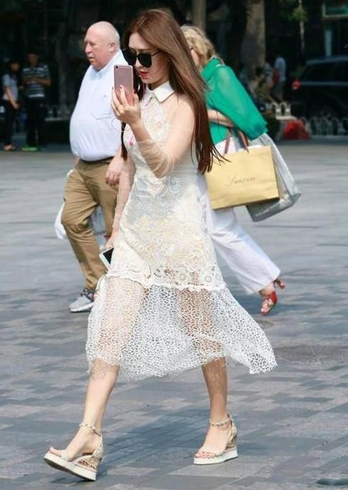 美女:街拍:身材高挑的美女,一件黑色上衣配黑色开叉裙,时尚优雅气质